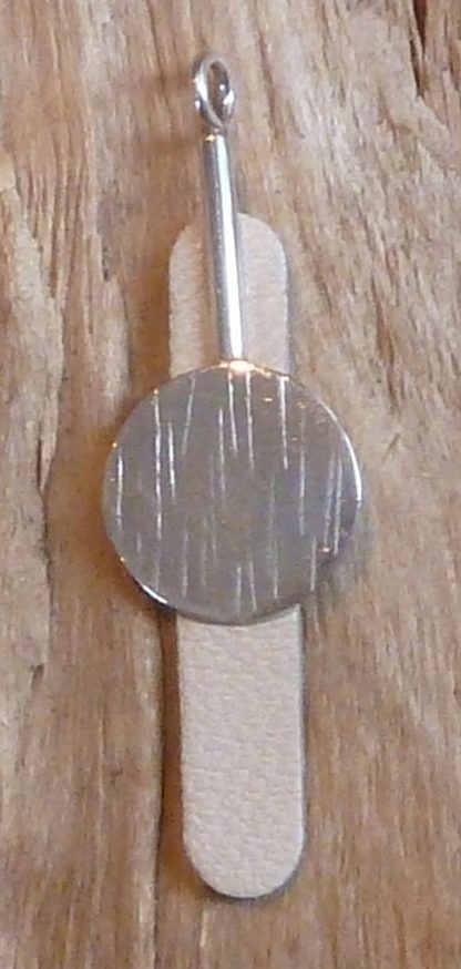 Pendentif Argent 925, un rond avec une barre au dessus et Cuir blanc cassé, ovale allongé
