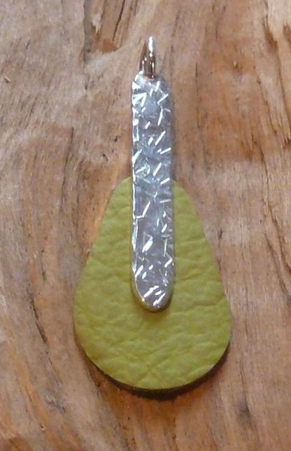 Pendentif Argent 925 long ovale, martelé mêlé et Cuir vert claire en forme de goutte
