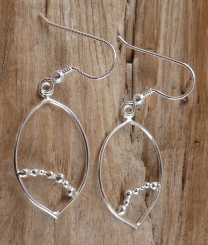 Boucles d'oreille en fil d'Argent 925 forme ovale avec pointe et perles d'argent
