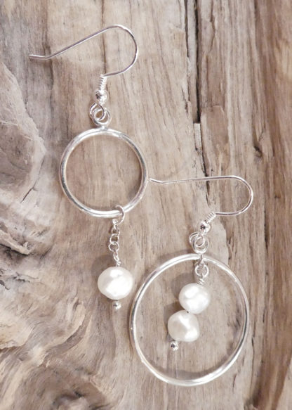 Boucles d'oreille Argent 925 et Perles - forme ronde en fil avec des perles soit intérieurs soit extérieur.